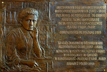 tablica upamiętniająca 75 rocznicę śmierci Marii Skłodowskiej-Curie