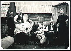 ks. Jan Pito i jego brat Franek (pierwszy z lewej) z rodzin Stopkw