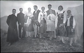 rodzestwo Pitoniw - Kubowych: ks. Jan, Franek,  bratowa Julia, Staszek, Antonina z mem Janem Karpielem, Zosia, Maria Trzebuniowa.
