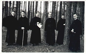 W seminarium - ks. Jan Pito (pierwszy z lewej) z kolegami z seminarium