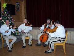 muzyka gralska w czasie wernisau, od lewej: Adam Karpiel Buecka, Andrzej Karpiel Replon, Wojciech Leniak, Jerzy Nito