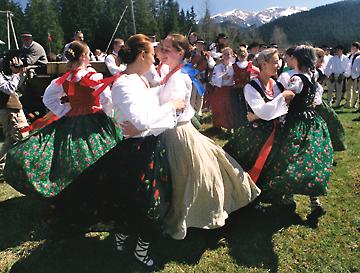 Polaniorki tańczą na polanie Biały Potok w czasie XI Przednówka w Polanach